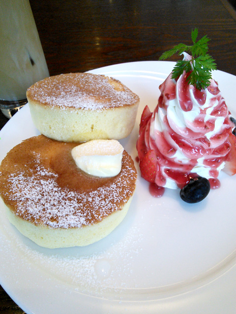 Bakery Cafe SHINKAモーニングダブルベリーパンケーキ