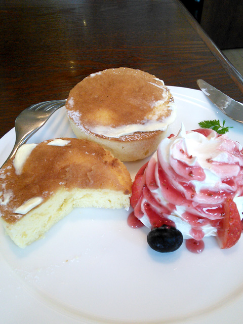 Bakery Cafe SHINKAモーニングダブルベリーパンケーキ