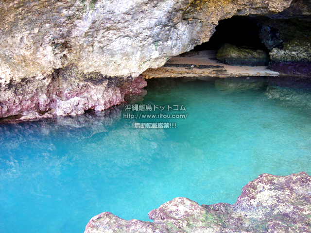 石垣島の青の洞窟は、通常のもののように洞窟内からではなく入口から見ると青いので、別に中に入らなくても楽しめます。