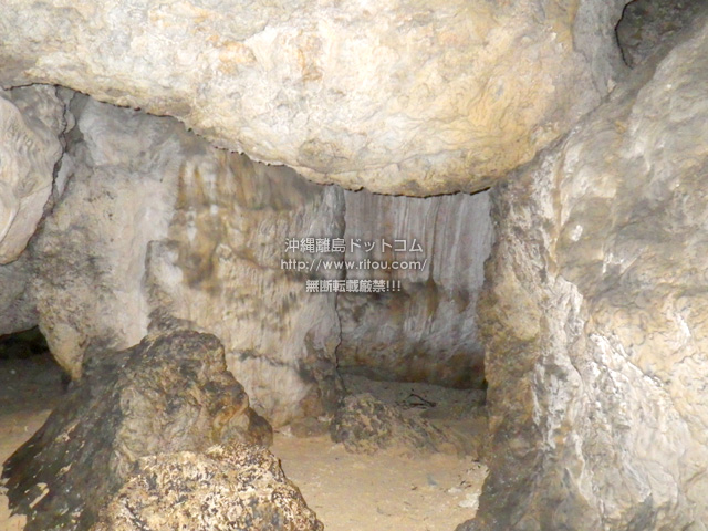 鍾乳洞の中には鍾乳石が積み重なった珍しいトンネルも！いろいろ面白いのでライトがあった方が楽しめるかも？