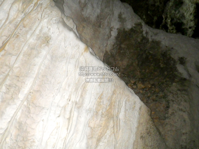 洞窟内には鍾乳石も！実は石垣島の青の洞窟は鍾乳洞だったんです。