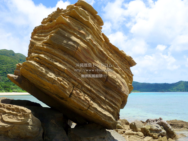 西表島のイダの浜の岩場/落ちない岩/転けない岩