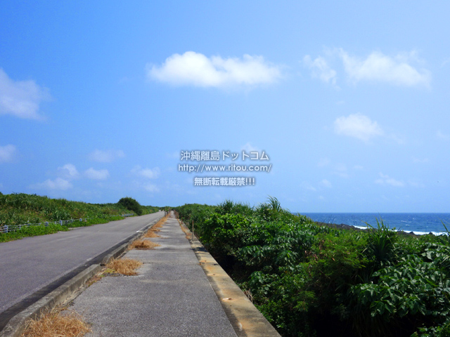 波照間島の日本最南端の道路と海岸線