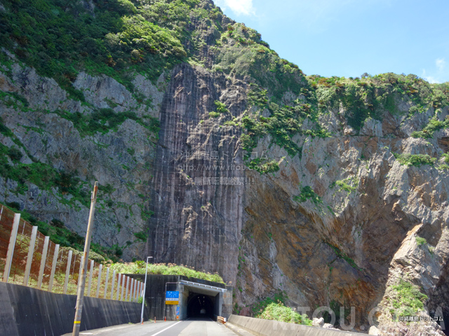 奄美大島の徳浜の断崖絶壁/名音洞門