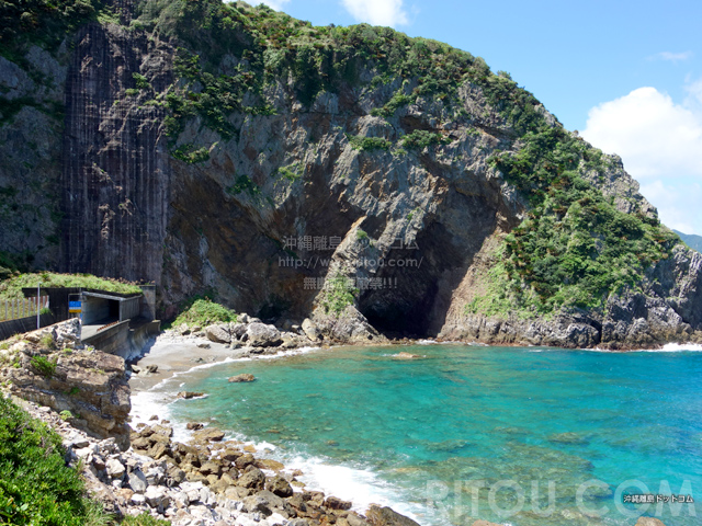 奄美大島の徳浜の断崖展望台/崖の下 海の上 徳浜展望所