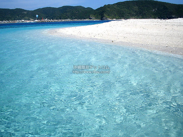 無人島のきれいな海の水 安慶名敷島の写真