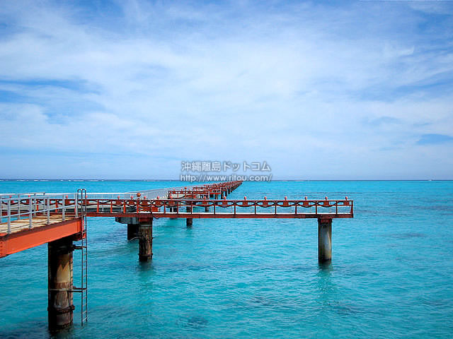青い海と赤い桟橋 下地島の写真