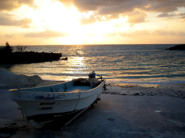 海と船と朝日 与論島の写真