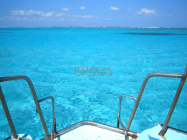 青い海を進む船の先端にて 与論島の写真