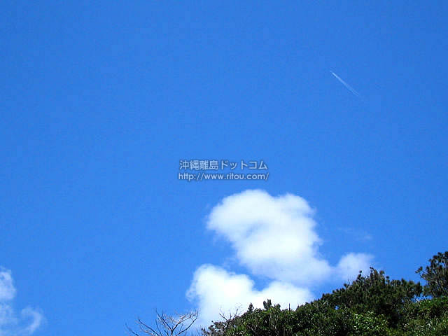 小さな飛行機雲 阿嘉島の写真