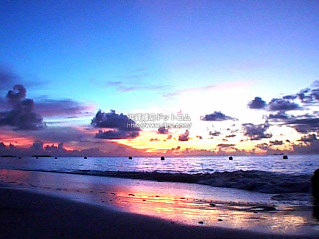 鏡のように夕焼けを映しだす砂浜 波照間島の写真