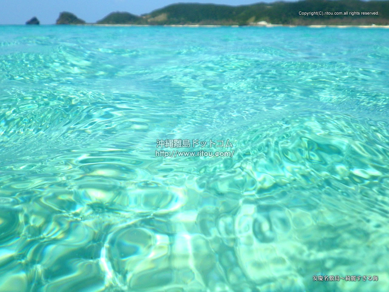 安慶名敷島 綺麗すぎる海 沖縄離島の壁紙