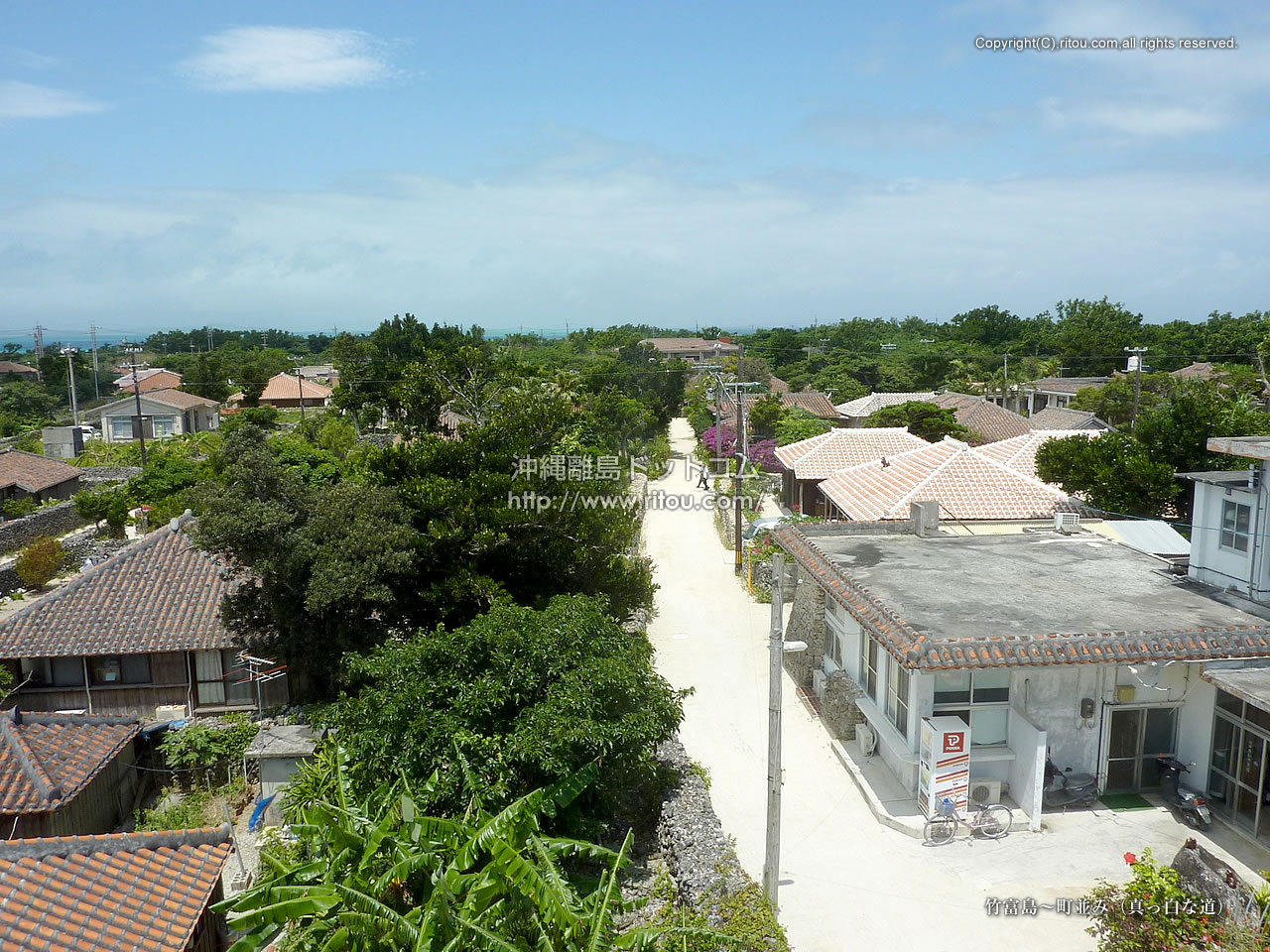竹富島 町並み 真っ白な道 沖縄離島の壁紙