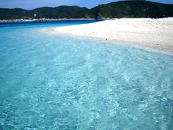 安慶名敷島の安慶名敷の海の色：しょっぱいのが納得できないくらいさわやかな色