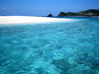 嘉比島の嘉比の海の色：安慶名敷応用のきれいな海の色です
