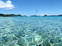 沖縄本島離島 安室島の安室島と座間味島水路の海の色の写真