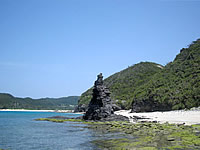 安室島の島西側のとんがり岩