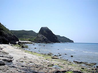 安室島の島の西側から東側に抜けるポイント：かなり岩がごろごろしていて歩きにくかった