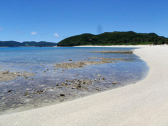 安室島の島の東側の広いビーチ：島の東側には広いビーチがあります