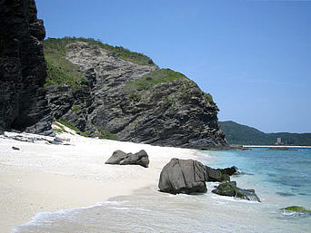 安室島の島の東側、砂浜の終わり：ここで砂浜が終わり、あとは座間味島側は岩場です