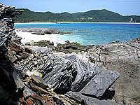 安室島の島の東側の岩場