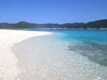 安慶名敷島の安慶名敷北東のビーチ：船着き場の裏手にはこんなに綺麗な海があります