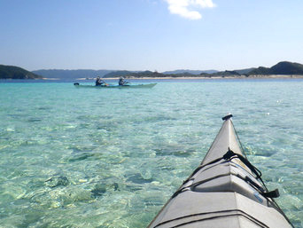 嘉比島の嘉比島沖の海の色：座間味からカヌーで来る人も多いサイド