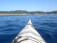 沖縄本島離島 嘉比島の座間味島と嘉比島の間の海の写真