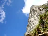 粟国島の筆ん崎下 - 空と崖のコントラストが素晴らしかった