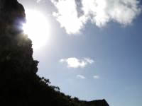 粟国島の筆ん崎下 - 崖の後ろから日が射し込みます