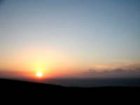 粟国島のマハナ展望台/休憩所 - 西向きなので夕日が水平線に沈みます