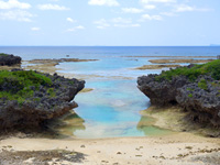 沖縄本島離島 粟国島のナビィ別れの海/西の浜(ナビィの恋のロケ地)の写真
