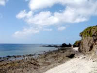 粟国島の南の海 - シンプルな砂浜と岩場の構成 