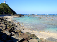 奄美大島の用海岸 - 岬近くは岩場が多いが透明度抜群