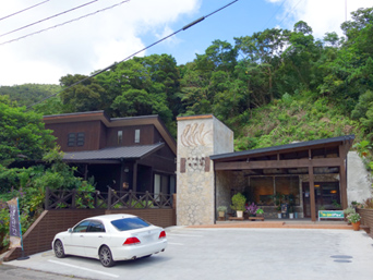 奄美大島の薪の石窯パン工房 麦の実/龍郷店：今は店舗も拡張されて豪華になりました