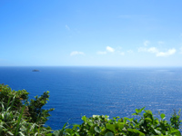 奄美大島の西古見サンセットパーク/西古見三連立神 - 正面には大海原が望めます