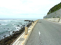 奄美大島の佐仁海浜 - 海岸線を走る道