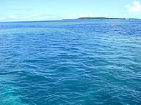 八重山列島 バラスのバラスと鳩間島の間の海の写真
