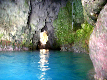 中部の青の洞窟/真栄田岬：青の洞窟内です