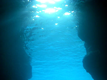 中部の青の洞窟の海の中/真栄田岬：水中から見上げる海はまさに「青」