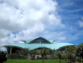 中部の沖縄コンベンションセンター：青銅の屋根が目印の施設群