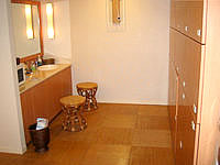 久米奥武島のバーデハウス久米島のスパ・サウナゾーン - 脱衣室にはドライヤーなどが完備