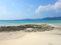久米奥武島の畳石 - 砂浜もあって真っ白で綺麗