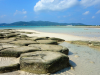 久米奥武島の畳石 - イーフビーチまで見渡せます
