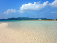 久米奥武島の畳石ビーチ - 遠浅でまるではての浜のような砂浜
