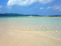 久米奥武島の畳石のビーチ - 遠くにイーフビーチが望めます