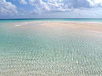 沖縄本島離島 はての浜のナカノ浜南の砂浜の写真