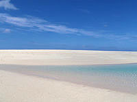 はての浜のナカノ浜南の砂浜 - 海の青さとその背後の白い砂浜