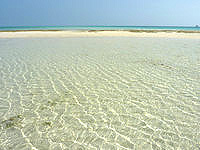 久米奥武島のプチはての浜 - 浅瀬の海が輝きます