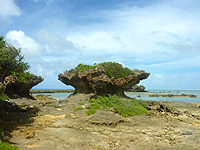 オーハ島のイチュンザ岩/イチュンザ島 - 岩場が面白い島